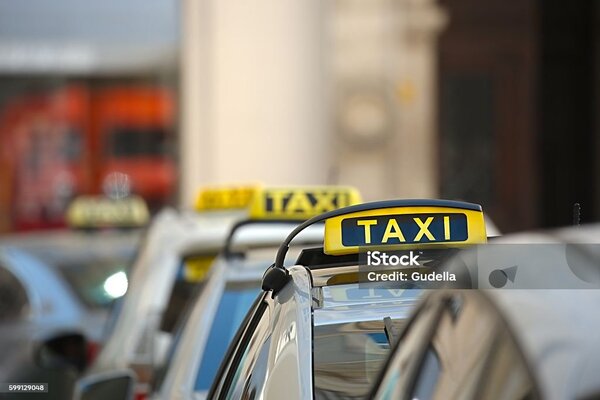 Taxis mit dem klassischem gelben Taxi Schild auf dem Autodach